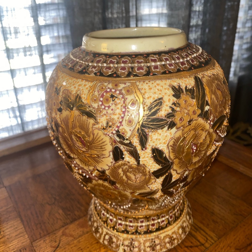 VTG Stunning Hand painted and Embossed Satsuma Vase.